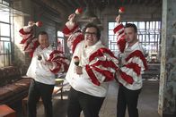 Scorpion – Walters Morgen, mit Phantasien über Cabe (Robert Patrick, l.), Sylvester (Ari Stidham, M.) und Toby (Eddie Kaye Thomas, r.) als Akteure in einem Musical darüber, wird jäh unterbrochen, als Mark Collins ihn in eine erschreckende Entdeckung einweiht ...