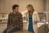 How I Met Your Mother – Versucht alles, um bei der hübschen Hautärztin Stella (Sarah Chalke, r.) zu landen: Ted (Josh Radnor, l.) ...