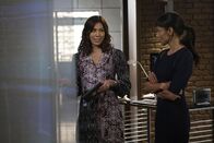 Bones - Die Knochenjägerin – L-R: Angela Montenegro (Michaela Conlin) und Camille Saroyan (Tamara Taylor)