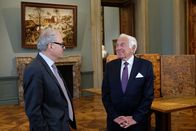 kulTOUR mit Holender – L-R: Direktor Dr. Johann Kräftner führt Ioan Holender anekdotenreich durch die einmaligen Kunstschätze des Palais Liechtenstein in Wien.