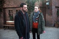 Rote Rosen – Franzi (Sofie Junker, r.) versteht Davids (Arne Rudolf, l.) Reaktion nicht und ist tief getroffen von seiner vermeintlichen Abfuhr.