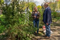 Der Alte – Dr. Sommerfeld (Christina Rainer, m.) und Richard Voss (Jan-Gregor Kremp, r.) am Tatort.