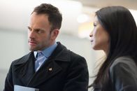 Elementary – Als Holmes (Jonny Lee Miller, l.) und Watson (Lucy Liu, r.) erfahren, dass der getötete Mediziner Barry Granger eine geniale Erfindung zur Krebserkennung patentiert hatte, kommen ihre Ermittlungen in Fluss ...