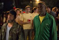 Bad Ass 2: Bad Asses – Der eine säuft gerne einen über den Durst, der andere hat seit Jahren seinen kleinen Laden nicht verlassen, weil er an Agoraphobie leidet. Dennoch beschließen Vietnamveteran Frank Vega (Danny Trejo, l.) und Ladenbesitzer Bernie Pope (Danny Glover, r.), gemeinsam gegen ein ganzes Drogenkartell vorzugehen, als einer ihrer jungen Schützlinge ermordet wird ...