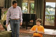 Two and a Half Men – Alan (Jon Cryer, l.) ist über Jakes (Angus T. Jones, r.) Verhalten irritiert ...