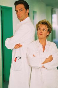Nikola – Dr. Robert Schmidt (Walter Sittler) ist ganz und gar nicht begeistert von den eigenwilligen Arbeitsmethoden der neuen Stationsschwester Nikola Vollendorf (Mariele Millowitsch).