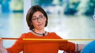 Die Ernährungs-Docs – 125 Zentimeter Bauchumfang, viel zu viel: Warum das so gefährlich ist für Peter F., erklärt Ernährungs-Doc Silja Schäfer ihm an Bord der Hausboot-Praxis.; NDR Fernsehen DIE ERNÄHRUNGS-DOCS, "Iss Dich gesund!" Uhr. 125 Zentimeter Bauchumfang, viel zu viel: Warum das so gefährlich ist für Peter F., erklärt Ernährungs-Doc Silja Schäfer ihm an Bord der Hausboot-Praxis.
