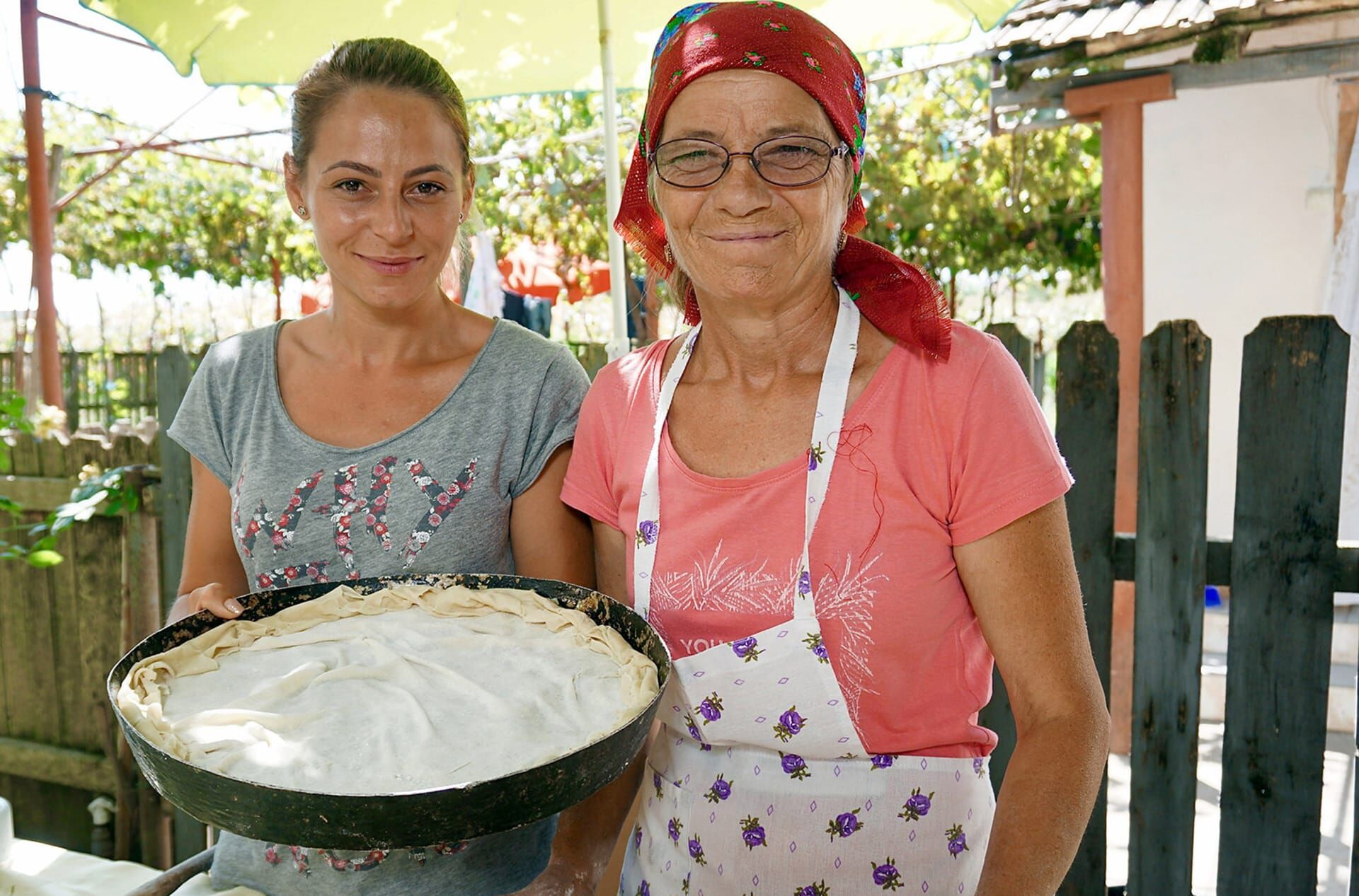 Zu Tisch ... – Mirabella (li.) und Elena Migit (re.) haben eine Tarte mit Rübenblättern und Schafskäse vorbereitet. Jetzt ab damit in den Ofen!