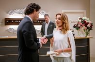 Sturm der Liebe – Christoph (Dieter Bach, M. hinten) bemerkt beunruhigt, dass sich zwischen Alexandra (Daniela Kiefer, r. vorne) und Tom (Milan Marcus, l. vorne) etwas anzubahnen scheint.