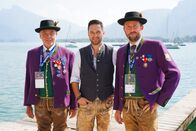 Hoagascht – Moderator Richard Deutinger (m.) und Obmann Robert Schwaighofer posieren für ein Foto