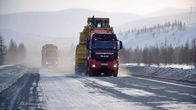 Megatransporte – Ein Konvoi aus drei Fahrzeugen transportiert den 86 Tonnen schweren Bulldozer. Das schwerste Gefährt hat beladen ein Gesamtgewicht von 138 Tonnen.