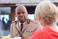 Death in Paradise – Selwyn Patterson (Don Warrington, l.) genießt eine Tasse Tee im Beisein von Tante Mary (Wendy Craig, r.).