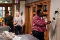 The Neighborhood – (v.l.n.r.) Tina Butler (Tichina Arnold); Gemma Johnson (Beth Behrs); Calvin Butler (Cedric the Entertainer)