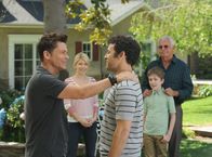 The Grinder - immer im Recht – v.r.) und sein Vater Dean Sr. (William Devane, r.) über die Rückkehr freuen, geraten er und sein Bruder Stewart (Fred Savage, M.) schon bald aneinander.