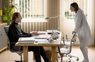 In aller Freundschaft – Prof. Dr. Maria Weber (Annett Renneberg) ist richtig sauer auf ihren Freund und Klinikleiter Dr. Martin Stein (Bernhard Bettermann). Der hat einen Trick angewendet und wollte somit verhindern, dass Maria gegen eine Unterlassungserklärung verstößt. Doch Maria dauert alles zu lange. Was muss noch passieren, wie viele Menschen müssen noch sterben, bis der Hersteller der fehlerhaften Herzklappen zur Verantwortung gezogen wird.