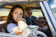 Nur mit dir zusammen – Juli (Vanessa Mai) und ihr Vater Wim (Axel Prahl) müssen sich zusammenraufen.