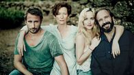 A Bigger Splash – Vier Urlauber, zwischen denen es heftig knistert: Paul (Matthias Schoenaerts), seine Geliebte Marianne (Tilda Swinton), die junge Penelope (Dakota Johnson) und ihr Vater Harry (Ralph Fiennes).