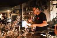 Heimatleuchten – Glasbläser Andreas Staudiger bei der Arbeit während ServusTVs "Heimatleuchten Entdeckerviertel" in Burghausen in Deutschland am 29.06.2025