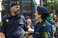 Thin Blue Line – Nach dem Tod ihres Großvaters und dem anhaltenden Stress durch die zusätzliche Betreuung des Bürgerbüros ist Leah (Gizem Erdogan) am Limit. Jesse (Per Lasson) rät ihr einen Weg zu finden, mit der Belastung umzugehen – und das schnell.