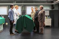 Rentnercops – An seinem 70. Geburtstag sterben Achim Wagner und sein Schwiegersohn zeitgleich: beide fallen während des Essens tot in ihr Grillfleisch. Vicky Adam (Katja Danowski, 3.v.r.), denkt sofort an eine Lebensmittelvergiftung. Doch Dr. Rosalind Schmidts (Helene Grass, 2.v.l.) Opduktionsergebnisse geben Hui Ko (Aaron Le, l.), Edwin Bremer (Tilo Prückner, 2.v.r.) und Günter Hoffmann (Wolfgang Winkler, r.) neue Rätsel auf.