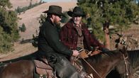 Yellowstone – Rip Wheeler (Cole Hauser, l.) und Lloyd Pierce (Forrie J. Smith, r.)