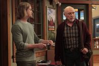 Last Man Standing – Kyle (Christoph Sanders, l.) hält es für keine gute Idee, dass sein Chef Ed (Hector Elizondo, r.) wieder versuchen möchte, mit seiner Exfrau zusammenzukommen. Wird Ed auf seinen Rat hören?