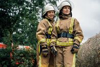 Feuerwehrfrauen – Zwei ungleiche Kolleginnen: Die Feuerwehrfrauen Meike Honnich (Katja Danowski, li.) und Anja Schmitz (Nadja Becker, re.) sind bereit für den Einsatz.