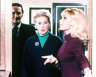 Bezaubernde Jeannie – Barbara Eden (Jeannie, re.).