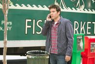 How I Met Your Mother – Marshall (Jason Segel, hinten) hat in der Vergangenheit seinen Freunden des Öfteren geholfen, ohne dabei Fragen zu stellen. Jetzt ist Ted (Josh Radnor) dran ...