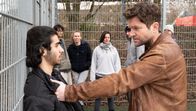 SOKO Stuttgart – Der Mord an einem jungen Mann führt die Stuttgarter Kommissare in den mafiösen Untergrund Stuttgarts. Das Opfer war Teil einer kriminellen Bande. Kommissar Jo Stoll (Peter Ketnath, r.) knöpft sich den Komplizen Kadir Sabia (Doguhan Kabadayi, l.) vor. Hat dieser seinen Kollegen ermordet, um auf der Karriereleiter der Gangsterorganisation ein Stück nach oben zu klettern?