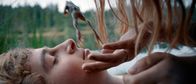 Kinokino Movienight: Raus – Was ist das für ein Gefühl, wenn ein Frosch auf dein Gesicht hüpft? Judith (Milena Tscharntke) neckt Glocke (Matti Schmidt-Schaller).