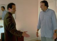 Monk – Monk (Tony Shalhoub, l.) weiß nicht so recht, ob er John Wurster (Kevin Nealon, r.) trauen kann ...
