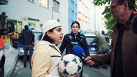 Testo – Die Streifenpolizistin Billy (Nicolette Krebitz, Mitte) beobachtet, wie Kekos Sohn Toni (Momo Ramadan) der Presse ein Interview gibt.