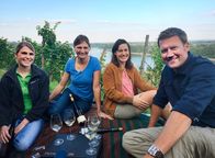 Expedition in die Heimat – Jens Hübschen beim Picknick im roten Hang bei Nierstein mit drei der besten Winzerinnen Rheinhessens.