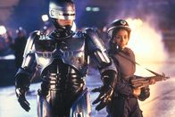 RoboCop 2 – Nachdem RoboCop (Peter Weller) ein durchschlagendes Exempel für seine Daseinsberechtigung im Kampf gegen das Verbrechen lieferte, wird Omni Consumer Products (OCP), das Unternehmen, das ihn ins Leben rief, vom Größenwahn befallen.