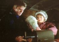 MacGyver – Natalie (Colleen Winton, r.) und MacGyver (Richard Dean Anderson, l.) befinden sich im verschütteten Flugzeug.