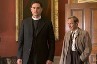 Grantchester – L-R: Will Davenport (Tom Brittney) und Geordie Keating (Robson Green)