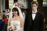 Two and a Half Men – Rose (Melanie Lynskey, l.) scheint mittlerweile jemanden gefunden zu haben und ist verlobt. Doch das kann Charlie nicht glauben und geht der Sache auf den Grund ...