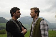 Der Bergdoktor – Martin Gruber (Hans Sigl, l.) und sein Bruder Hans (Heiko Ruprecht, r.) rätseln über die Probleme ihrer Tochter Lilli.