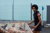 Deadly Tropics – In der Nähe seines Kampfsport-Clubs entdeckt Aurélien (Julien Béramis) in einem Müllcontainer eine leblose Person, die er persönlich kannte.