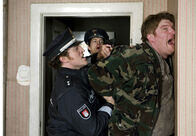 Der Dicke – Nur mit Gewalt: Gerd Wohlers (Josef Heynert, l.) und sein Kollege (Martin Brücker, im HG) bei der Festnahme von Rainer Pätsch (Marc Zwinz, r.).