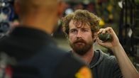 Station 19 – Drohung mit der Handgranate: Josh Kelly als Jimmy