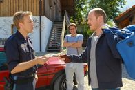 Die Rosenheim-Cops – Polizist Mohr (Max Müller, l.) nimmt im Beisein des Spurensicherers Alois Kammermayr (Tommy Schwimmer, M.) die Personalien von Gerhard Waitl (Norbert Ortner, r.) dem ehemaligen Freund des Opfers, auf.