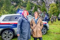 SOKO Kitzbühel – Bei einem Bundeswehr-Einsatz wird eine Leiche geborgen. Dr. Stefanie Löcker (Veronika Polly, l.) und Nina Pokorny (Julia Cencig, r.) fahren zum Fundort, an dem Stefanie feststellt, dass der Jugendliche noch nicht lange tot ist.