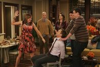 How I Met Your Mother – Für Barney scheint es kein schöner Abend zu werden: Wegen einer verlorenen Wette hat Marshall noch eine Ohrfeige bei ihm gut, doch wer wird sie durchführen? Mickey (Chris Elliott, 2.v.l.), Marshall (Jason Segel, r.), Ted (Josh Radnor, 2.v.r.), Robin (Cobie Smulders, M.), Barney (Neil Patrick Harris, vorne) und Lily (Alyson Hannigan, l.) ...