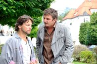Der Bergdoktor – Stefan Wedekind (Patrick Bach, l.) erfährt durch Martin (Hans Sigl, r.) vom dunklen Geheimnis seiner Frau.