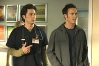 Scrubs - Die Anfänger – Zach Braff (John 'J.D.' Dorian), Tom Cavanagh (Dan Dorian).