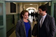 SOKO Stuttgart – Selma Kirsch (Yve Burbach) trifft am Tatort auf ihren ehemaligen Schulkameraden Simon Baum (Kai Schumann).