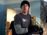 Scrubs - Die Anfänger – J.D. (Zach Braff) hilft dem Hausmeister beim Umzug, doch als er sich verdrückt stehen plötzlich die eigentlichen Besitzer der Wohnung in der Tür, da bleibt J.D. nur eins: mit einem Buddha in der Hand das Weite suchen ...
