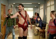 Community – Starburns (Dino Stamatopoulos) lässt sich was ganz besonderes einfallen, um bei der neuen Bewertungs-App ganz weit oben zu stehen ...